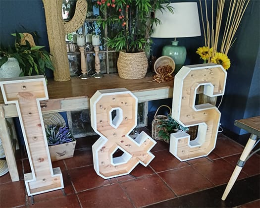Letras de madera y luz XXL para bodas eventos fiestas.