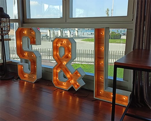 Letras de madera y luz XXL para bodas eventos fiestas.