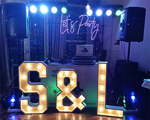 Letras de madera y luz XXL para bodas eventos fiestas.
