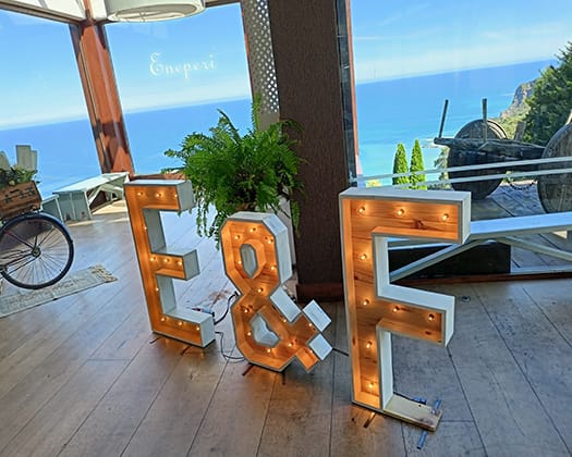 Letras de madera y luz XXL para bodas eventos fiestas.