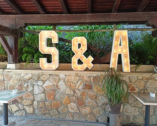 Letras de madera y luz XXL para bodas eventos fiestas.