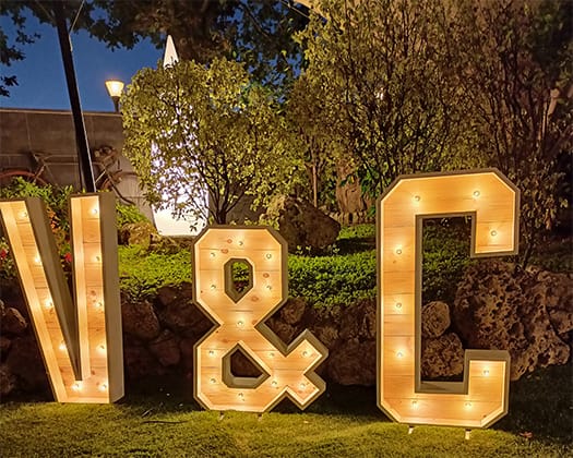 Letras de madera y luz XXL para bodas eventos fiestas.