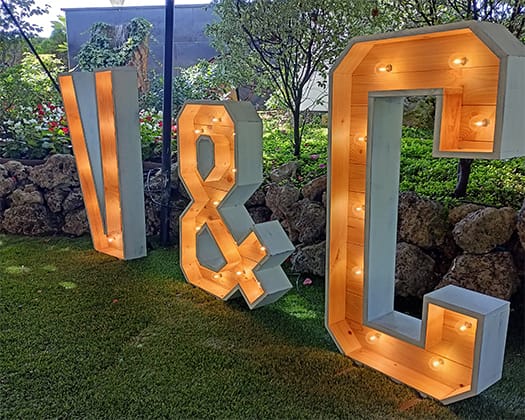 Letras de madera y luz XXL para bodas eventos fiestas.