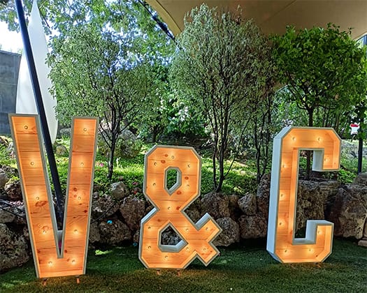 Letras de madera y luz XXL para bodas eventos fiestas.