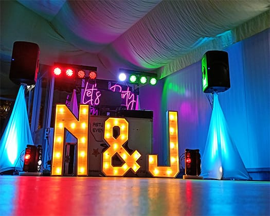 Letras de madera y luz XXL para bodas eventos fiestas.