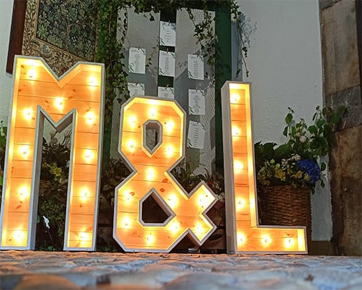 Letras de madera y luz XXL para bodas eventos fiestas.