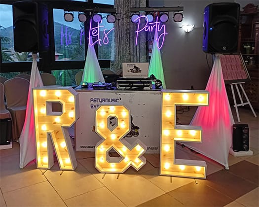 Letras de madera y luz XXL para bodas eventos fiestas.